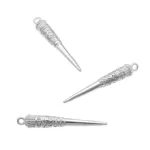 Tre hängen i Silverberlock - Etnisk design med utsmyckade, graverade mönster och öglor i ena änden är arrangerade mot en vit bakgrund.