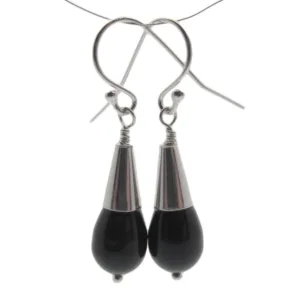 Ett par örhängen tillverkade med Hattpinne med kula 50mm/0,5mm, med svarta droppformade pärlor med silverfärgade lock och krokar, mot en vit bakgrund.