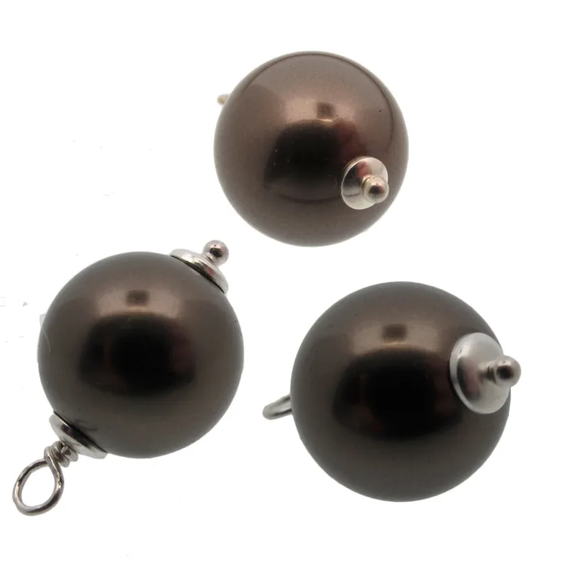 Tre Hattpinne med kula 50mm/0,5mm med runda, blanka, mörkbruna pärlor och metalliska silverlock med öglor för smyckesfäste är arrangerade mot en vit bakgrund.
