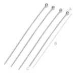 Fyra "Hattpinne med kula 50mm/0,5mm" metallpinnar med kuländar är placerade diagonalt mot en vit bakgrund. Stiften är märkta A, B och C enligt deras mått.