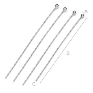 Fyra "Hattpinne med kula 50mm/0,5mm" metallpinnar med kuländar är placerade diagonalt mot en vit bakgrund. Stiften är märkta A, B och C enligt deras mått.