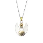 Ett silverhänge i form av en ängel med utsträckta vingar, ett guldhjärta på bröstet och gulddetaljer på huvudet och Trekantsögla Slät i 14K Guld (5-7,7 mm) öglan, hängande från en silverkedja.