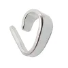 Trekantsögla slät i sterlingsilver är en elegant, öppen ring i sterlingsilver med en modern, minimal design - med ett slätt, platt band som elegant böjer sig och överlappar varandra i ändarna.