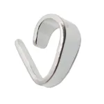 Trekantsögla slät i sterlingsilver är en elegant, öppen ring i sterlingsilver med en modern, minimal design - med ett slätt, platt band som elegant böjer sig och överlappar varandra i ändarna.