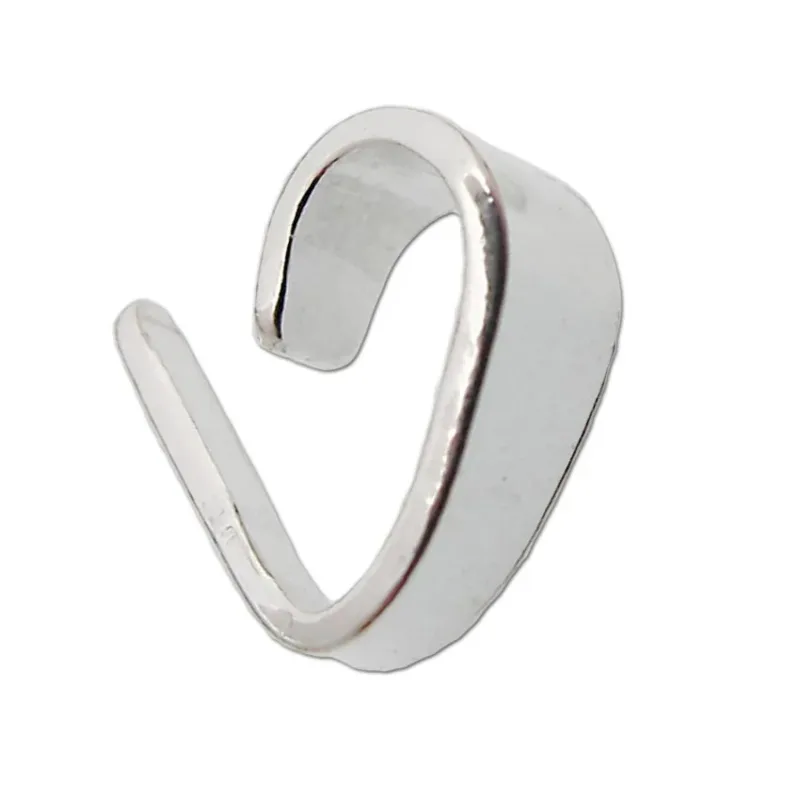 Trekantsögla slät i sterlingsilver är en elegant, öppen ring i sterlingsilver med en modern, minimal design - med ett slätt, platt band som elegant böjer sig och överlappar varandra i ändarna.