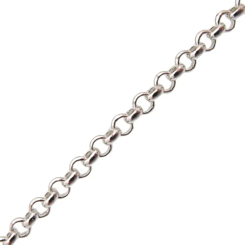 Närbild av Silverkedja ärtlänk YD 1,8mm - 10cm, med runda, sammankopplade länkar diagonalt placerade mot en vit bakgrund.