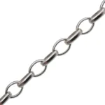 Närbild på Silverkedja Oval YD 3,5x5 mm - 10 cm, med ovala silverlänkar som är diagonalt placerade mot en vit bakgrund.