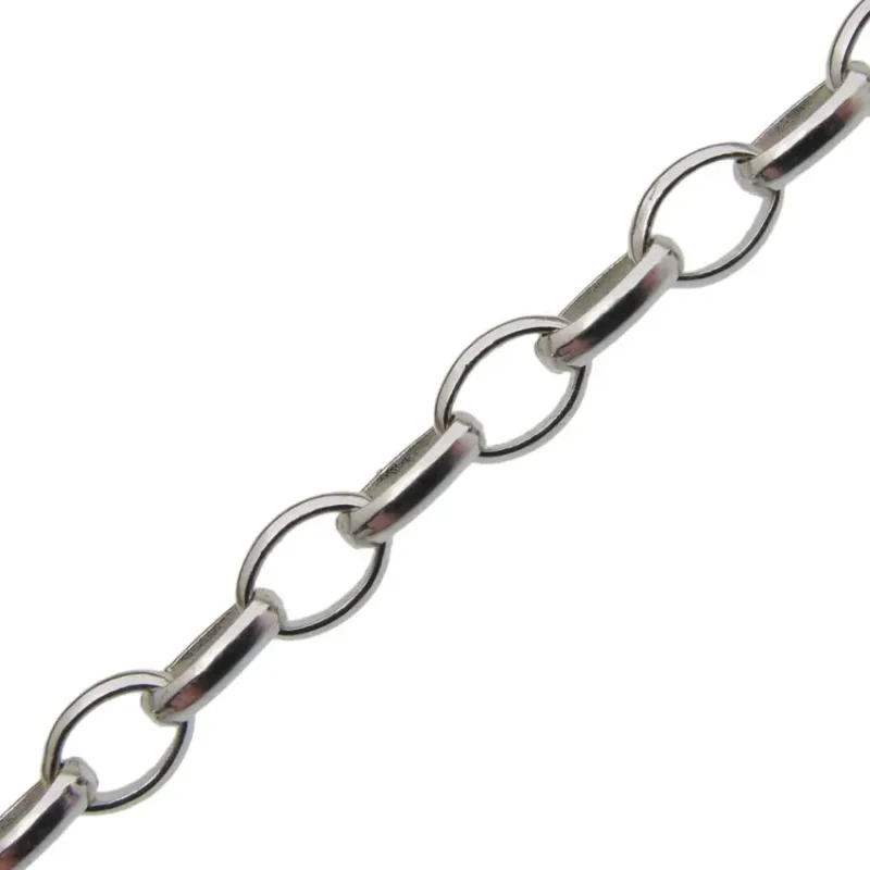 Närbild på Silverkedja Oval YD 3,5x5 mm - 10 cm, med ovala silverlänkar som är diagonalt placerade mot en vit bakgrund.