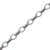 Närbild av Oval silverkedja YD 4x2,8mm - 10cm, med ovala diagonala metallänkar på vit botten.