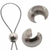 Två Krympkåpa sterlingsilver 3mm crimp covers, en öppen och en stängd, visas bredvid en trådögla med en liten silver crimp pärla vid basen.