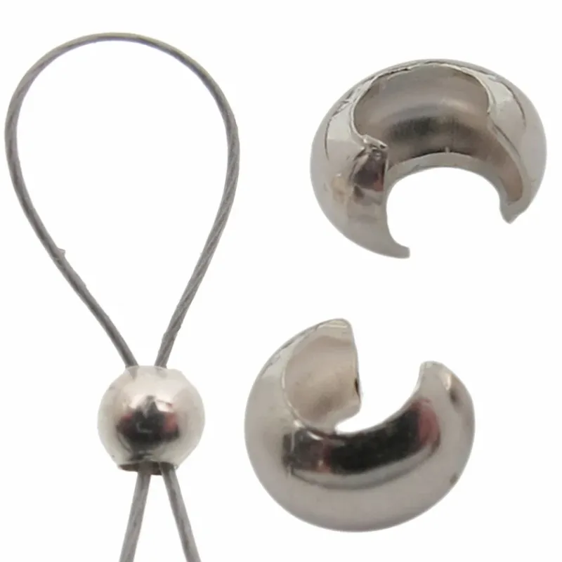 Två Krympkåpa sterlingsilver 3mm crimp covers, en öppen och en stängd, visas bredvid en trådögla med en liten silver crimp pärla vid basen.