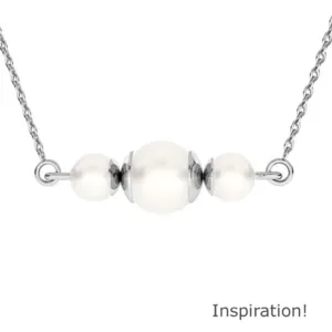 Ett silverkedjehalsband med tre vita Pärlhatt Sterlingsilver 6mm pärlor i mitten, accentuerat av små silverdetaljer. "Inspiration!" visas i det nedre högra hörnet.