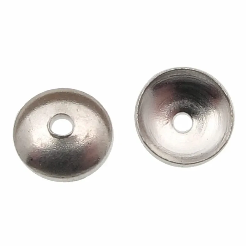 Två runda, konkava Pärlhatt Sterlingsilver 6mm pärllock med ett centralt hål visas från olika vinklar: den ena visar utsidan och den andra visar insidan.