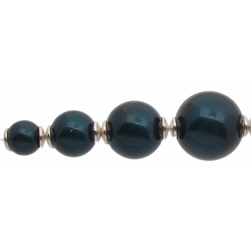 Fyra mörkblå pärlor av ökande storlek är arrangerade i en rad på en vit bakgrund, var och en separerad av en 4 mm "Pärlhatt" sterling silver spacer.