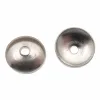 Två små, metalliska Pärlhatt sterlingsilver 4mm pärllock med centralt hål, visade uppifrån och från vinkel, för smyckestillverkning.