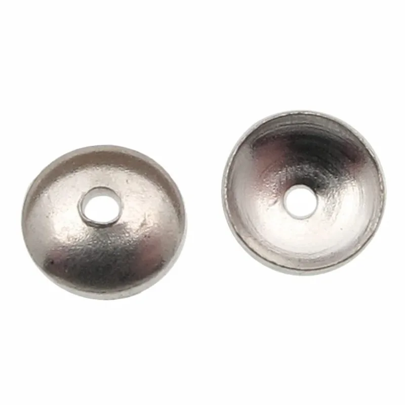 Två små, metalliska Pärlhatt sterlingsilver 4mm pärllock med centralt hål, visade uppifrån och från vinkel, för smyckestillverkning.