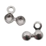 Två små Knutgömma sterlingsilver 3mm berlocker med dubbelkupolform och ändringar visas mot en vit bakgrund.