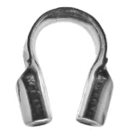 Närbild av en Wireskydd sterlingsilver 0,53 mm, en U-formad metallfingerborg som används för att skydda tråd eller kabel från slitage vid anslutningspunkter.