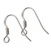 Ett par Öronkrok med Spiral Sterlingsilver 17mm örhängen i fiskbensstil med detaljer i spiralformad tråd, mot en vit bakgrund.