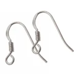 Ett par Öronkrok med Spiral Sterlingsilver 17mm örhängen i fiskbensstil med detaljer i spiralformad tråd, mot en vit bakgrund.