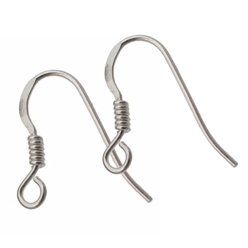 Ett par Öronkrok med Spiral Sterlingsilver 17mm örhängen i fiskbensstil med detaljer i spiralformad tråd, mot en vit bakgrund.