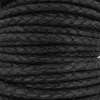 Närbild av Flätad läderrem ca 3mm - metervara, som framhäver dess svarta flätade läderkonstruktion med en vävd textur och upprepande diamantmönster.