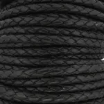 Närbild av Flätad läderrem ca 3mm - metervara, som framhäver dess svarta flätade läderkonstruktion med en vävd textur och upprepande diamantmönster.