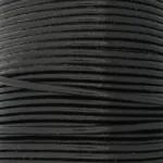 Närbild av flera tätt lindade spolar av svart lädersnöre, staplade horisontellt och fyllande ramen. Texturen verkar slät med en lätt glans.