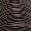 Närbild av flera tätt lindade Läderrem Brun 1,5-2 mm lädersnören staplade på varandra, vilket framhäver deras släta struktur och runda form.