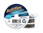 En rulle Soft Flex smyckewire - 0,60 Grov ca 9 m, med blåvit etikettdesign. Den nylonbelagda tråden har en diameter på 0,60 mm, är ca 9 meter lång och erbjuder kraftig styrka för pärlprojekt.