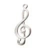 Silverberlock Musiktema - G-Klav är en silverfärgad metallberlock formad som en diskantnyckel-musiksymbol, visad på en vit bakgrund.
