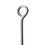 Närbild på Öglepinne sterlingsilver 25/0,70 mm, en metalltråd med ena änden formad till en liten, öppen cirkelögla, mot en enfärgad vit bakgrund.