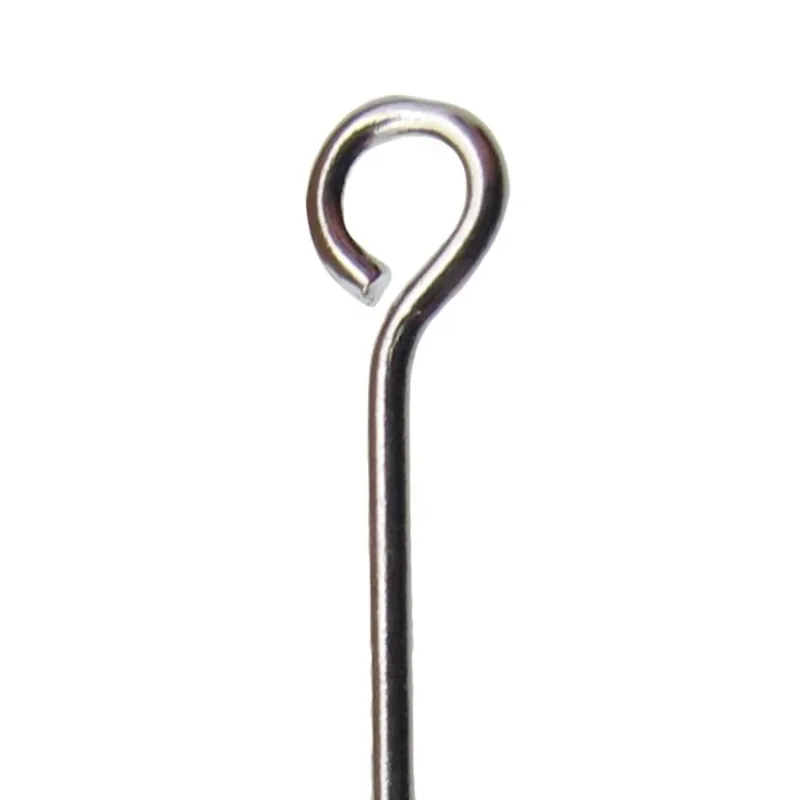 Närbild på Öglepinne sterlingsilver 25/0,70 mm, en metalltråd med ena änden formad till en liten, öppen cirkelögla, mot en enfärgad vit bakgrund.