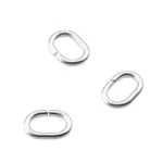 Tre Bindring öppen ovala hoppringar, var och en 5x7mm stora med silverfinish och små öppningar, är arrangerade mot en vit bakgrund.