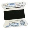 En rulle Smycketråd Griffin Nylon Power Svart, 0,80 mm, extra stark och utan stretch, perfekt för att trä pärlor och kulor. Den svarta nylontråden är prydligt lindad på ett vitt kort.