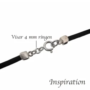 Närbild av ett svart halsband med karbinlås och ändstycken i silver. Svenska etiketter identifierar 4 mm Bindring rund öppen - 4mm/0,8mm ring. Ordet "Inspiration" står i kursiv stil i det nedre högra hörnet.