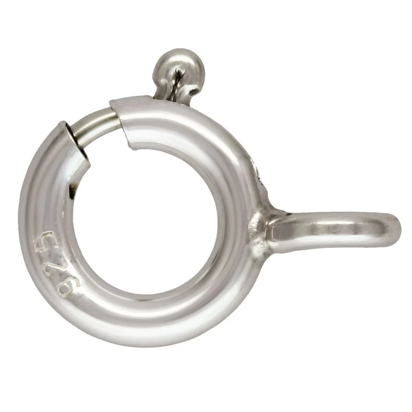 Närbild på Ringlås sterlingsilver - öppen ögla 7mm, ett runt fjäderringspänne i sterlingsilver (925-stämplat) med en liten hävarm och en öppen ögla för fastsättning på smycken.