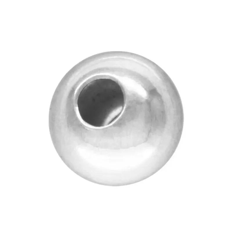 En rund, glänsande Silverpärlor runda blanka pärla (4mm) med ett 1.2mm centralt hål, sedd uppifrån mot en vit bakgrund.
