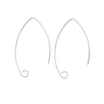 Öronkrok i Sterlingsilver Marquises är minimalistiska, silverfärgade öronsnäckor med en långsträckt droppform och en liten öppen ögla nedtill för att fästa smyckesdelar.