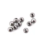 Nio glänsande, metalliska Rund blank pärla kirurgiskt stål 4mm pärlor med mitthål är utspridda på en vit bakgrund.