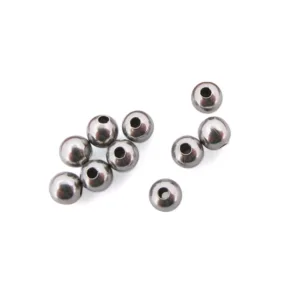 Nio glänsande, metalliska Rund blank pärla kirurgiskt stål 4mm pärlor med mitthål är utspridda på en vit bakgrund.