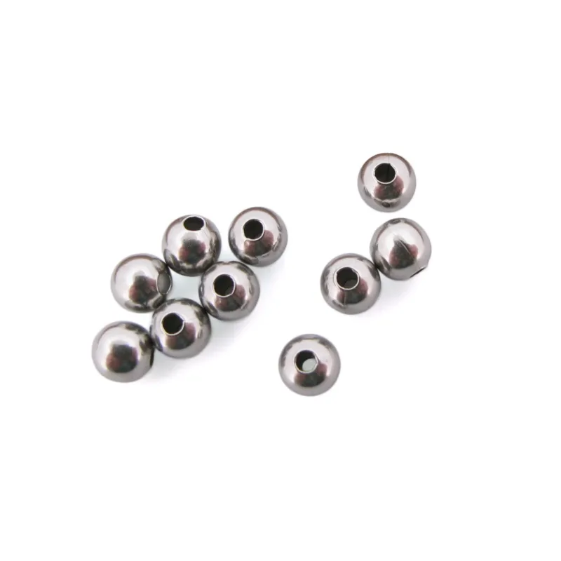 Nio glänsande, metalliska Rund blank pärla kirurgiskt stål 4mm pärlor med mitthål är utspridda på en vit bakgrund.