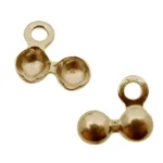 Två Knutgömma förgylld 3mm-berlocker - små, guldpläterade metallberlocker med dubbel kupolform och runda öglor - visas mot en vit bakgrund.