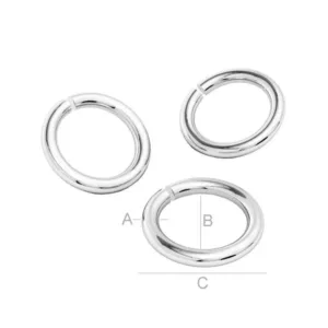 Tre Bindring rund öppen - 8mm/1mm silver split rings visas på en vit bakgrund, med en ring placerad över en måttguide märkt A, B och C. Varje ring har ett litet mellanrum för bekväm öppning och stängning.
