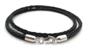 Ett svart flätat läderhalsband med Cylinderformat avslut för rem 5mm silverändar och ett kroklås, snyggt upprullat mot en vit bakgrund.