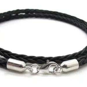 Ett svart flätat läderhalsband med Cylinderformat avslut för rem 5mm silverändar och ett kroklås, snyggt upprullat mot en vit bakgrund.