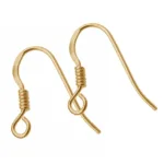Två "Öronkrok förgylld med spiral 19mm" örhängen med fiskkrok i guld med en enkel böjd design med en detalj av spiraltråd nära öglan, mot en vit bakgrund.
