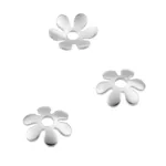 Tre blanka, silverfärgade Pärlhatt sterlingsilver 9mm Blomma pärlhattar, var och en blomformad med sex rundade kronblad och ett centralt hål, är arrangerade mot en vit bakgrund.