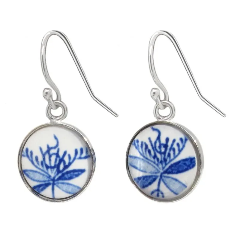 Öronkrok i Sterlingsilver Marquises: Runda örhängen med krokar i sterlingsilver, vita keramikskivor prydda med blå botanik- och fågelmotiv.