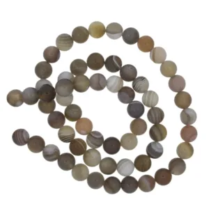 En sträng med runda, mattbruna agatpärlor med subtila vita och bruna ränder, arrangerade i en lös spiral mot en vit bakgrund.